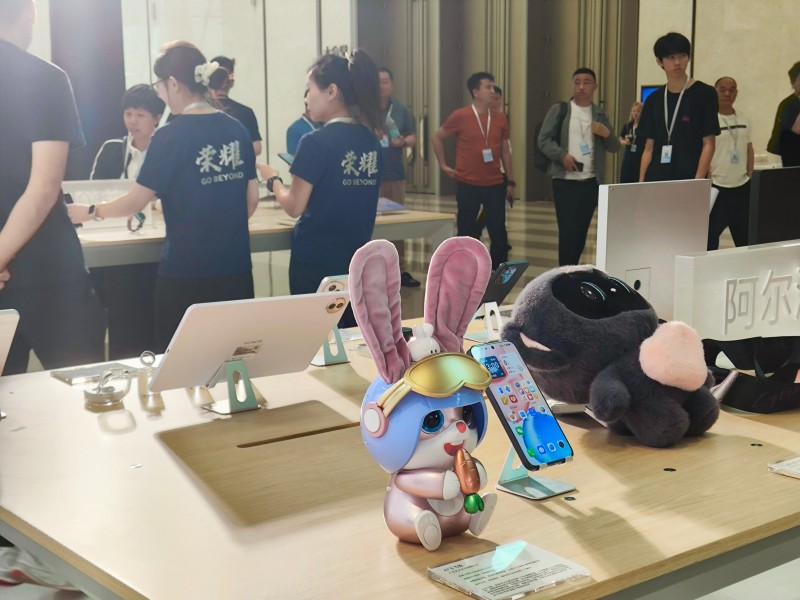實(shí)豐文化 AI 飛飛兔參展榮耀渠道峰會(huì)：智能玩具破圈，開(kāi)啟跨行業(yè)創(chuàng)新新可能